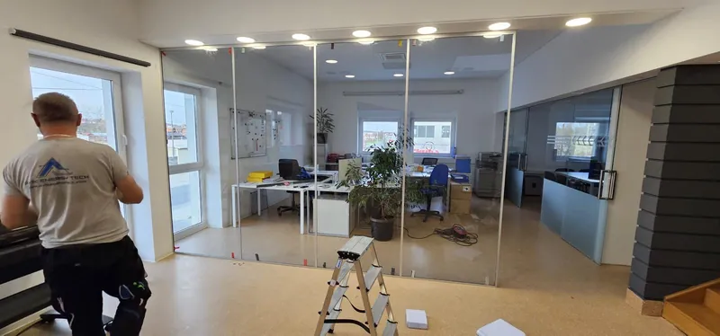 Büro mit Glastrennwänden nach der Reinigung
