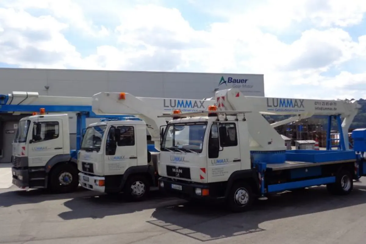 Drei LUMMAX-Fahrzeuge mit Hubarbeitsbühnen auf dem Betriebshof