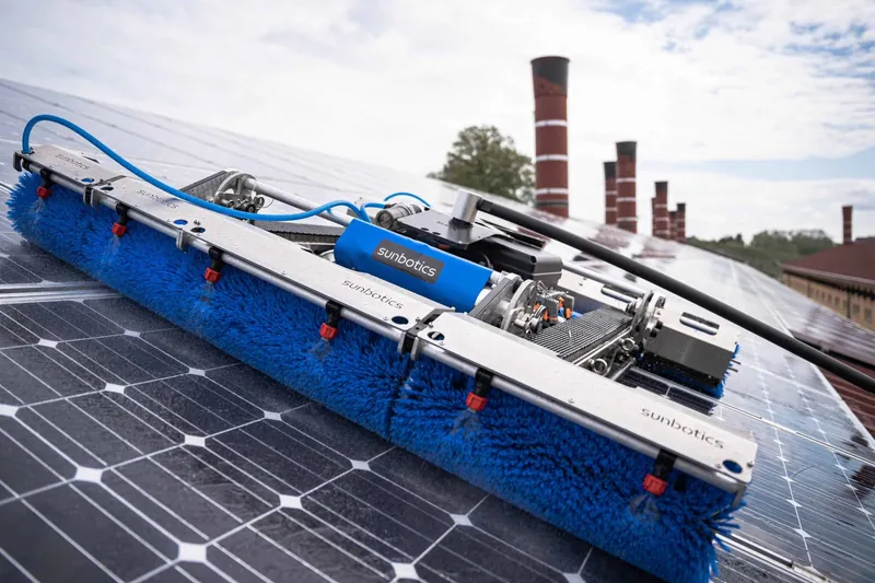 Reinigungsroboter von LUMMAX auf einer Photovoltaikanlage