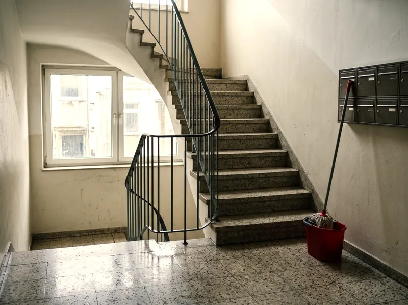 Treppenhaus einer Wohnanlage nach der Reinigung